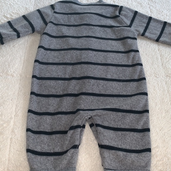 Carter’s 6M Gray & Black Penguin Fleece Romper EUC Sleeper - Picture 9 of 9